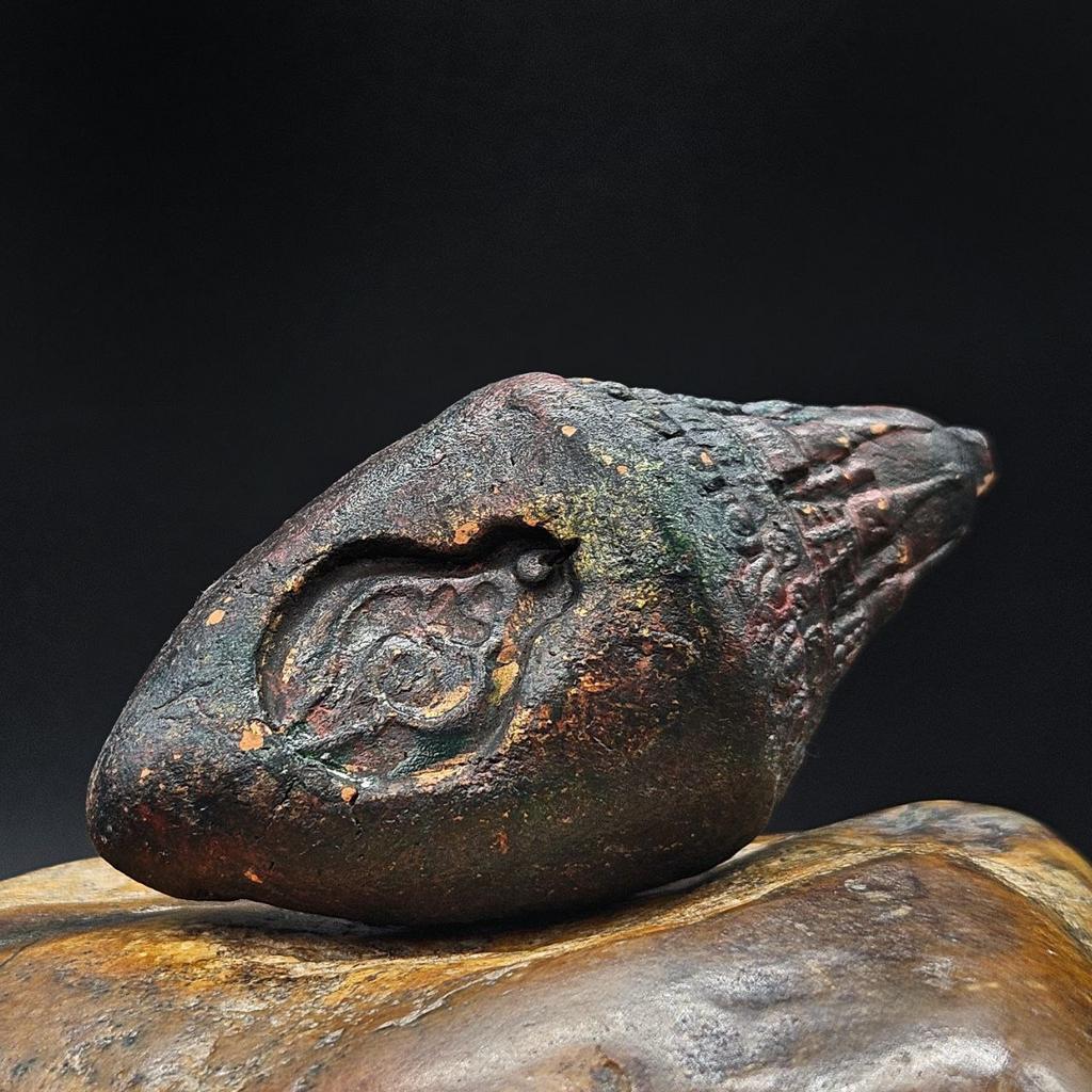 Ньянгла ступа с изображением ракушки тёмно-красная