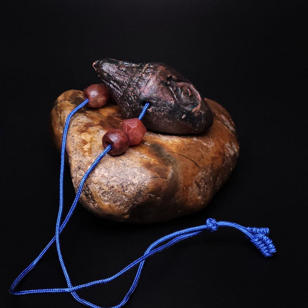 Ньянгла ступа с изображением ракушки тёмно-красная