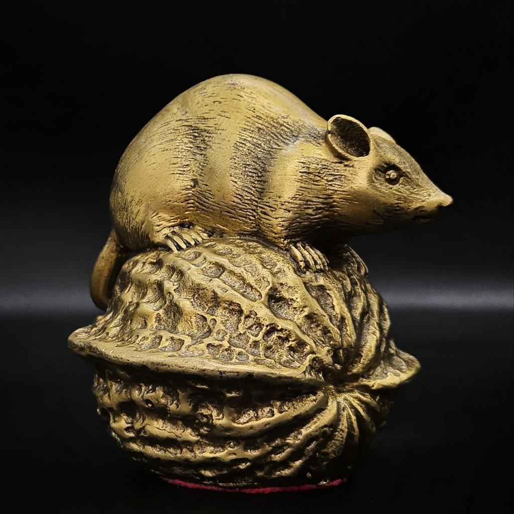 Статуэтка мышь на грецком орехе