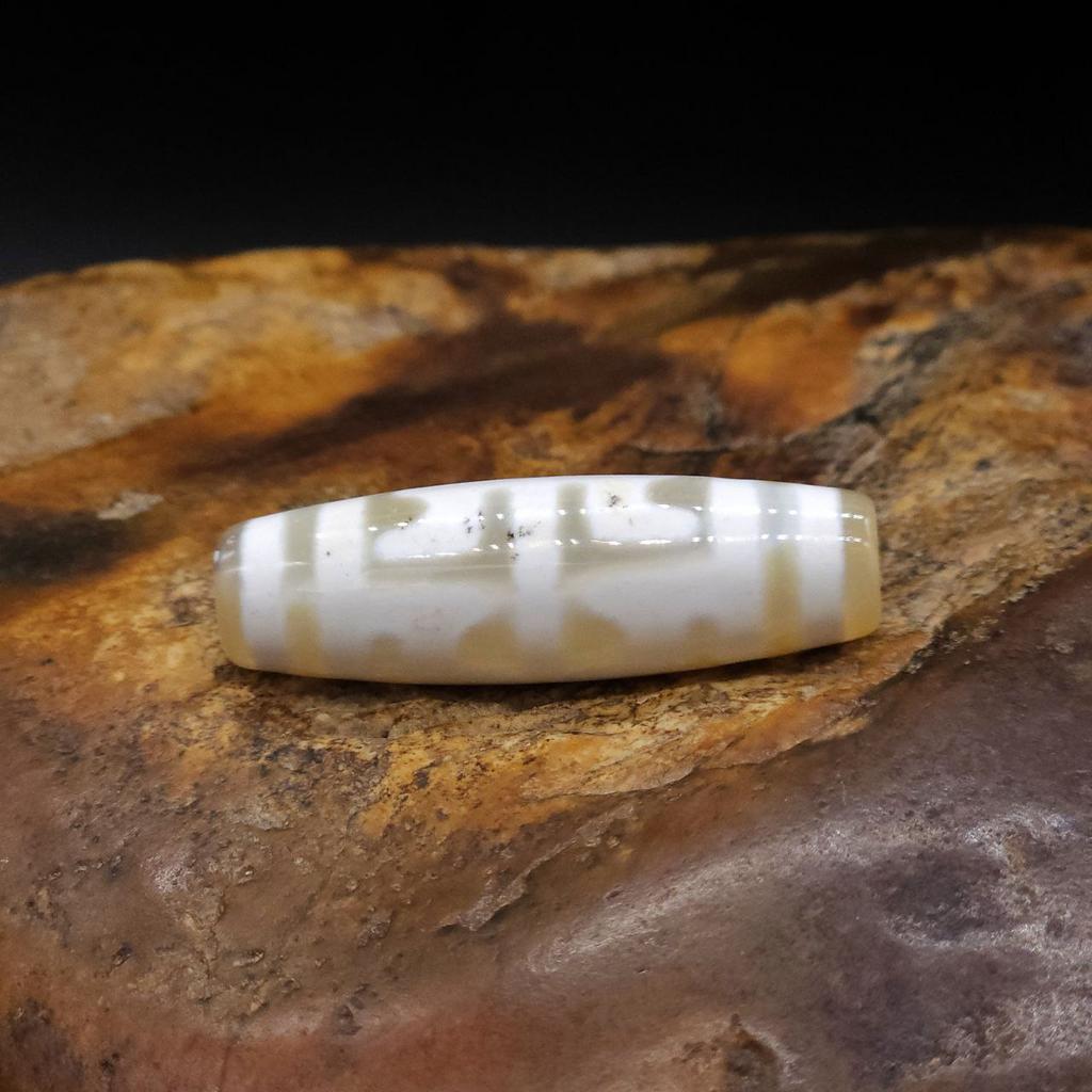 Бусина дзи шапка падмасабхавы