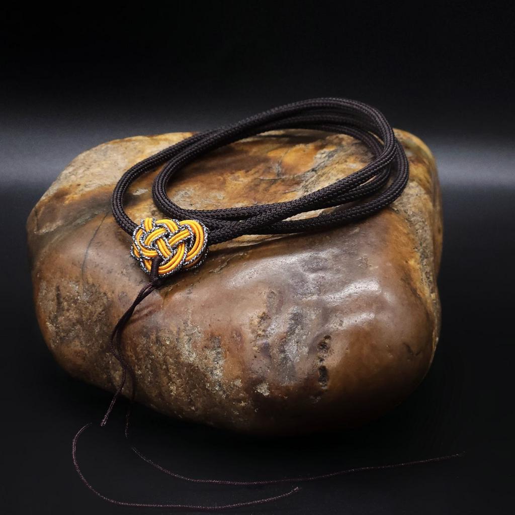 Шнурок с плетеным узлом счастья