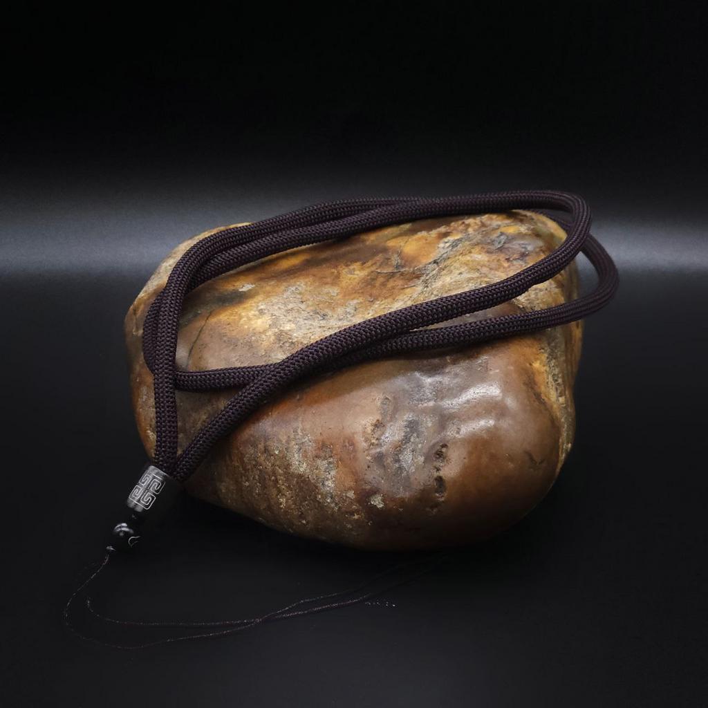 Шнурок с бусиной с символом шоу