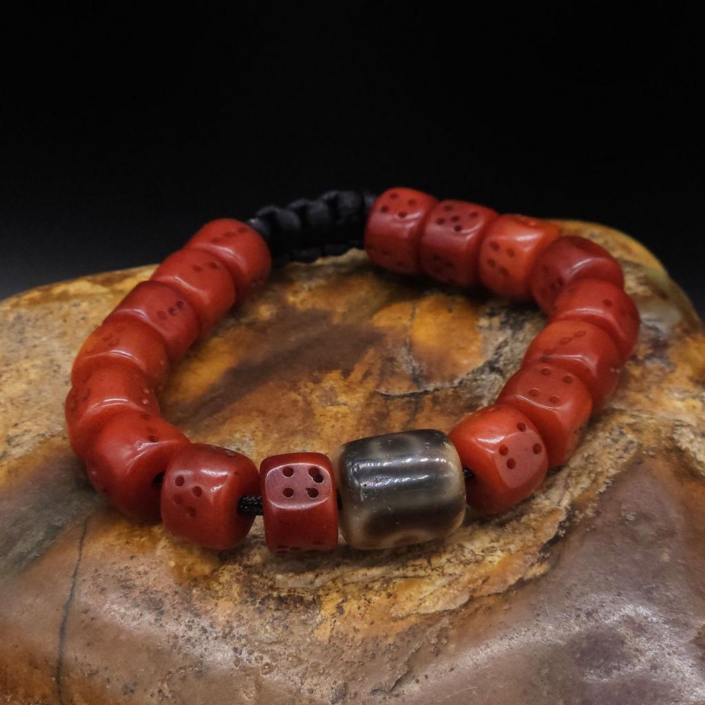 Браслет игральные кубики и сломанные бусины дзи N°1