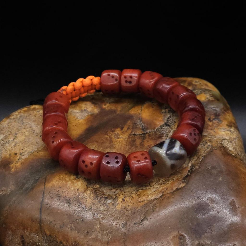 Браслет игральные кубики и сломанные бусины дзи N°2