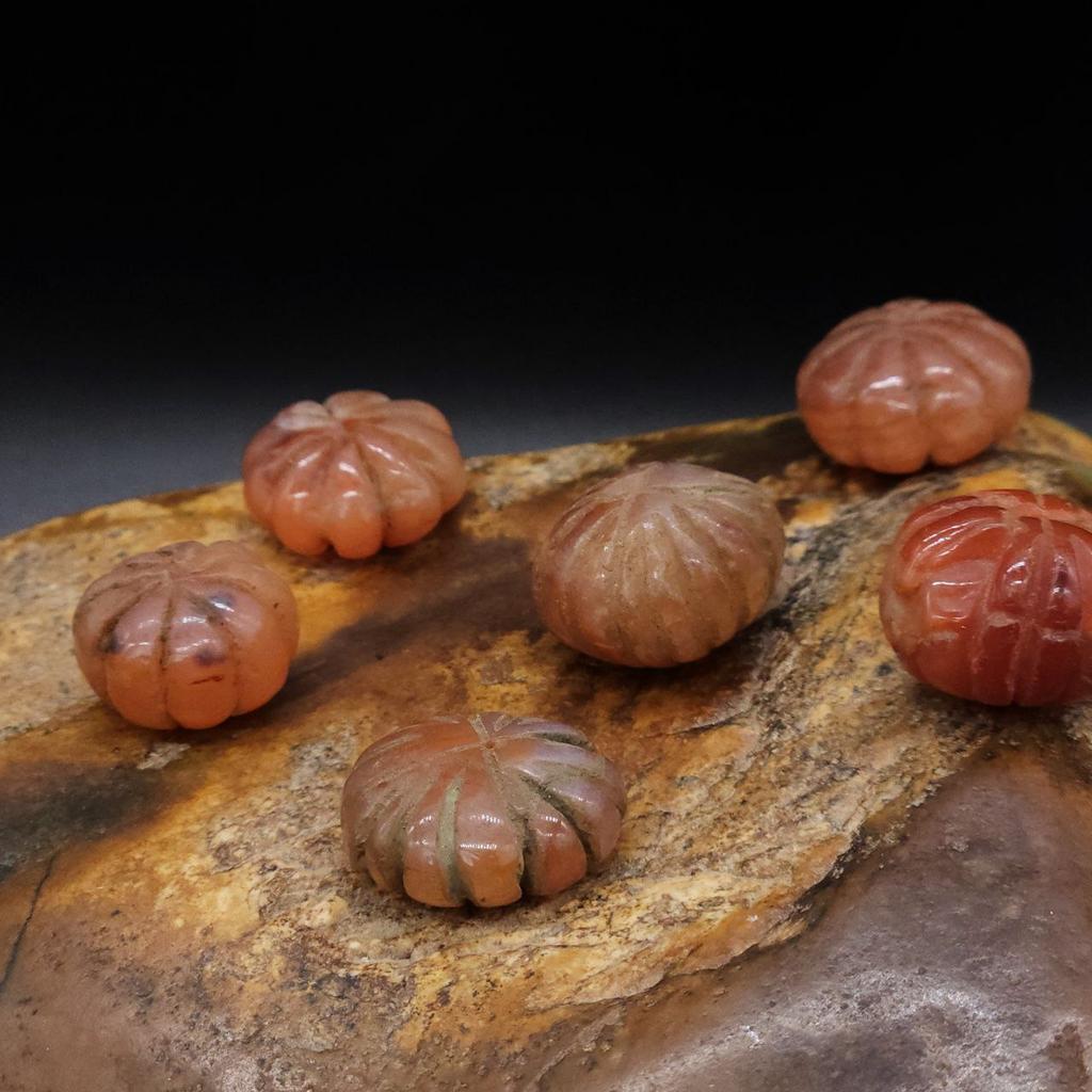 Старинная бусина из сердолика тыковка