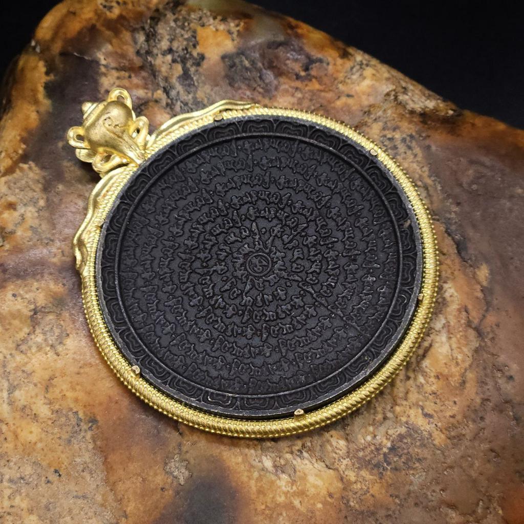 Шаманское зеркало с мантрой и ракушкой