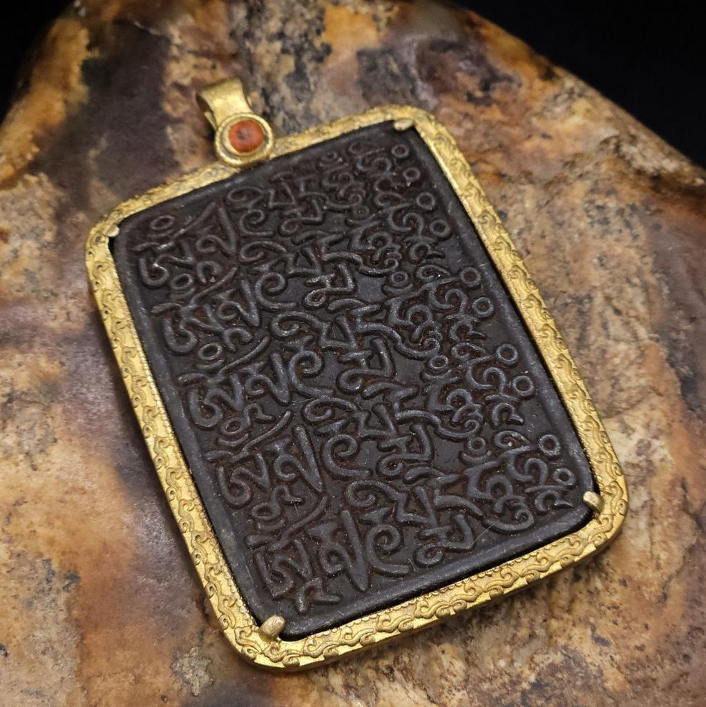 Подвеска с мантрой Ом Мани Падме Хум