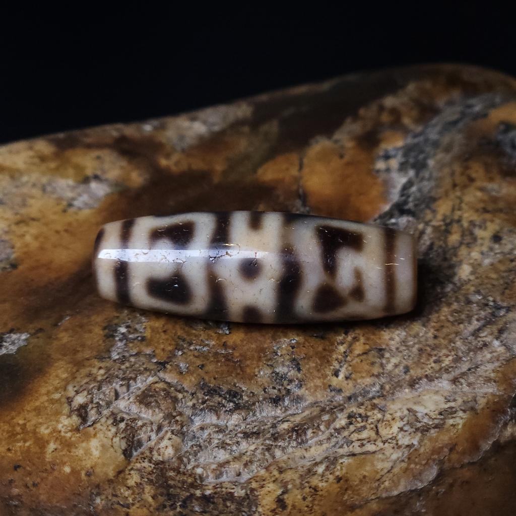 Бусина дзи шапка Падмасамбхавы N°2