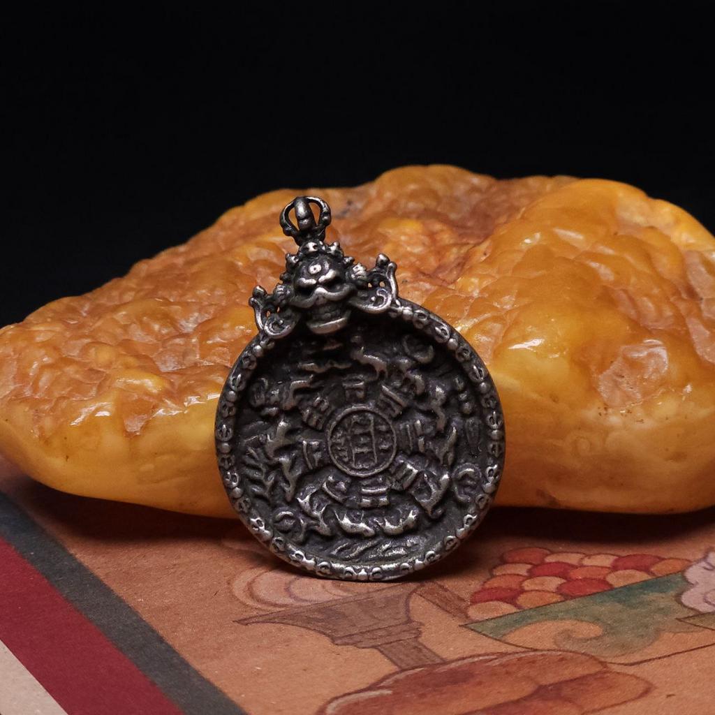 Мелонг с изображением черепа Читипати и ваджрой