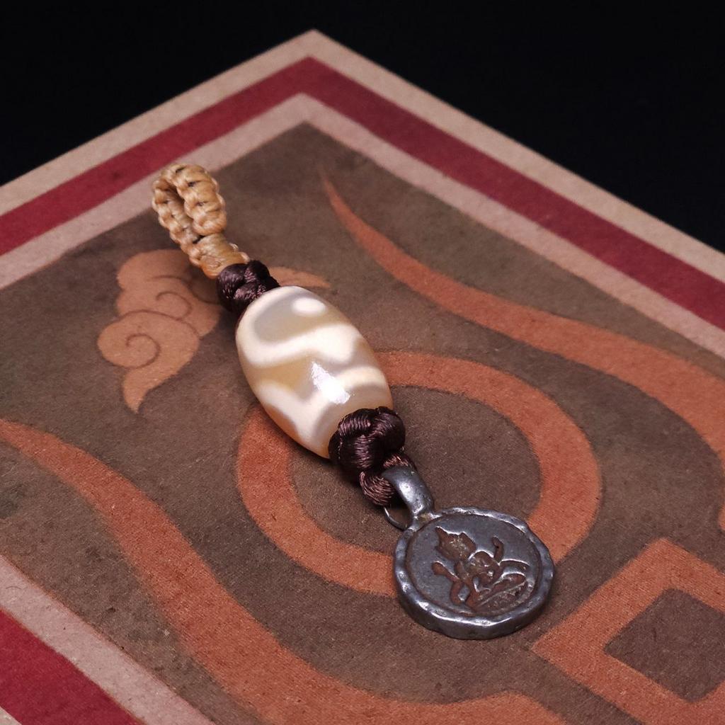 Тибетский амулет Авалокитешвара и дзи Ступа