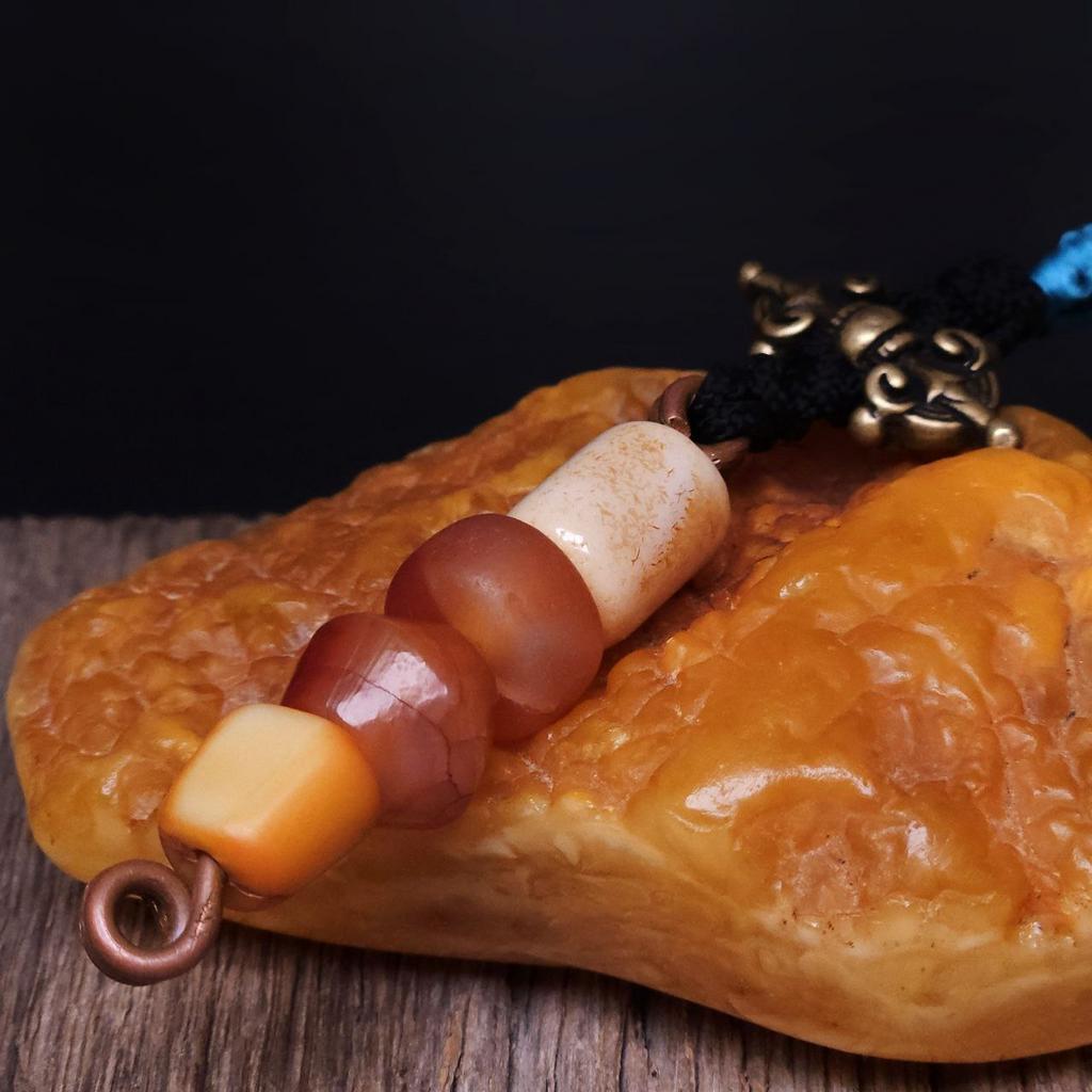 Тибетский амулет с оружием богов и агатом