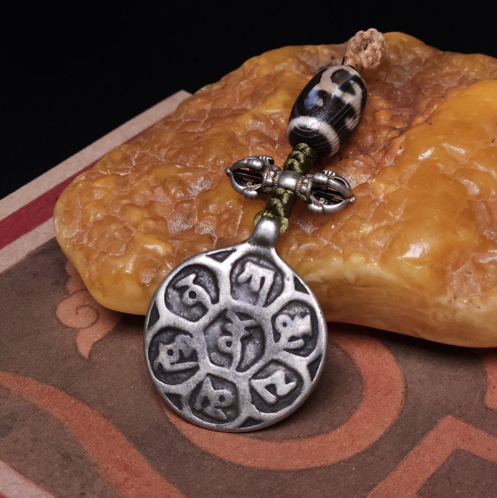 Тибетский амулет с мелонгом, ваджрой и дзи