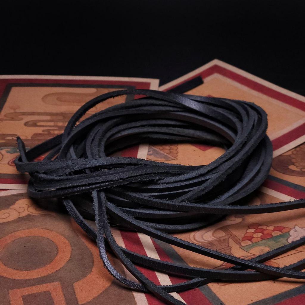 Пять кожаных шнуров черного цвета