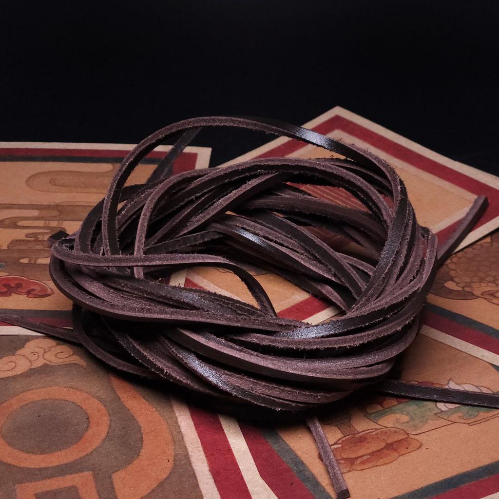 Пять кожаных шнуров коричневого цвета