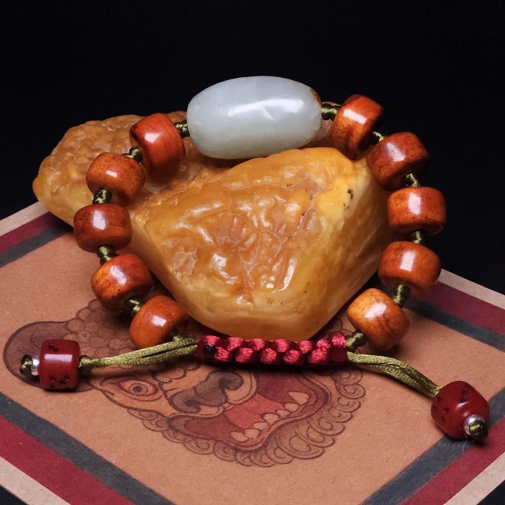 Браслет из кости яка и окатыша нефрита