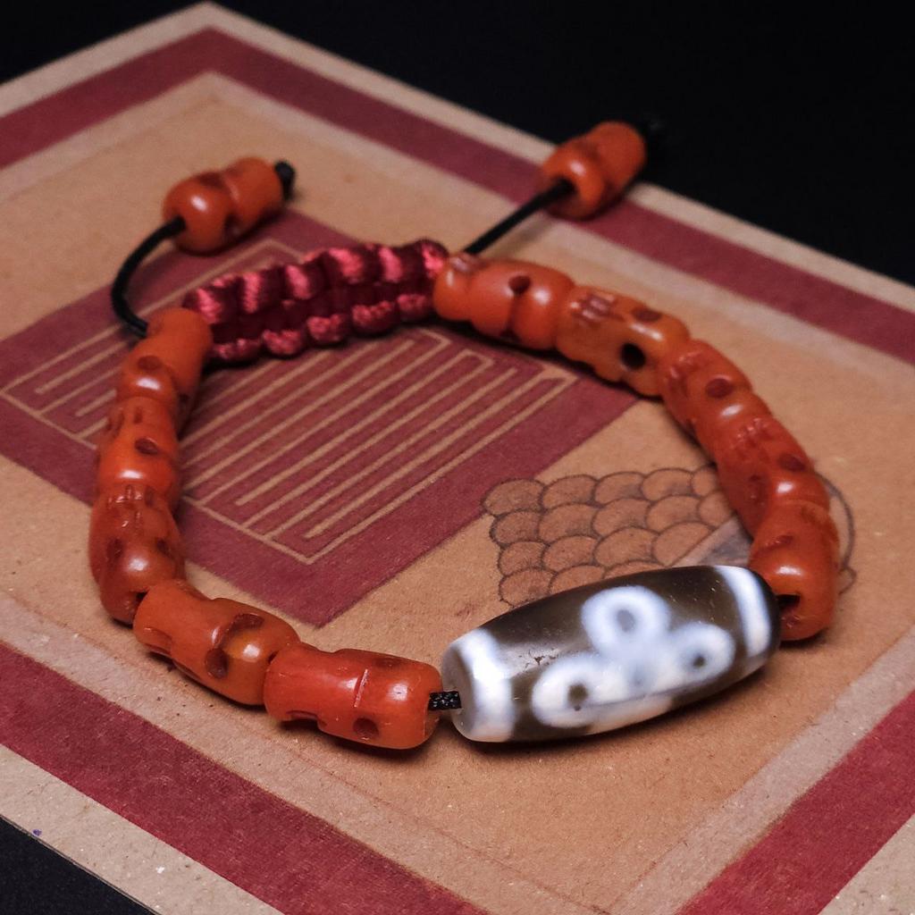 Браслет с черепами и дзи Гаруда