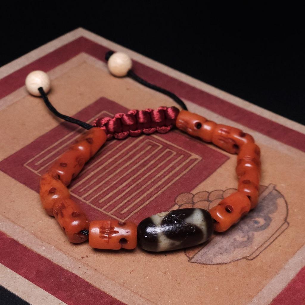 Браслет с черепами и бусиной дзи Зубы Тигра