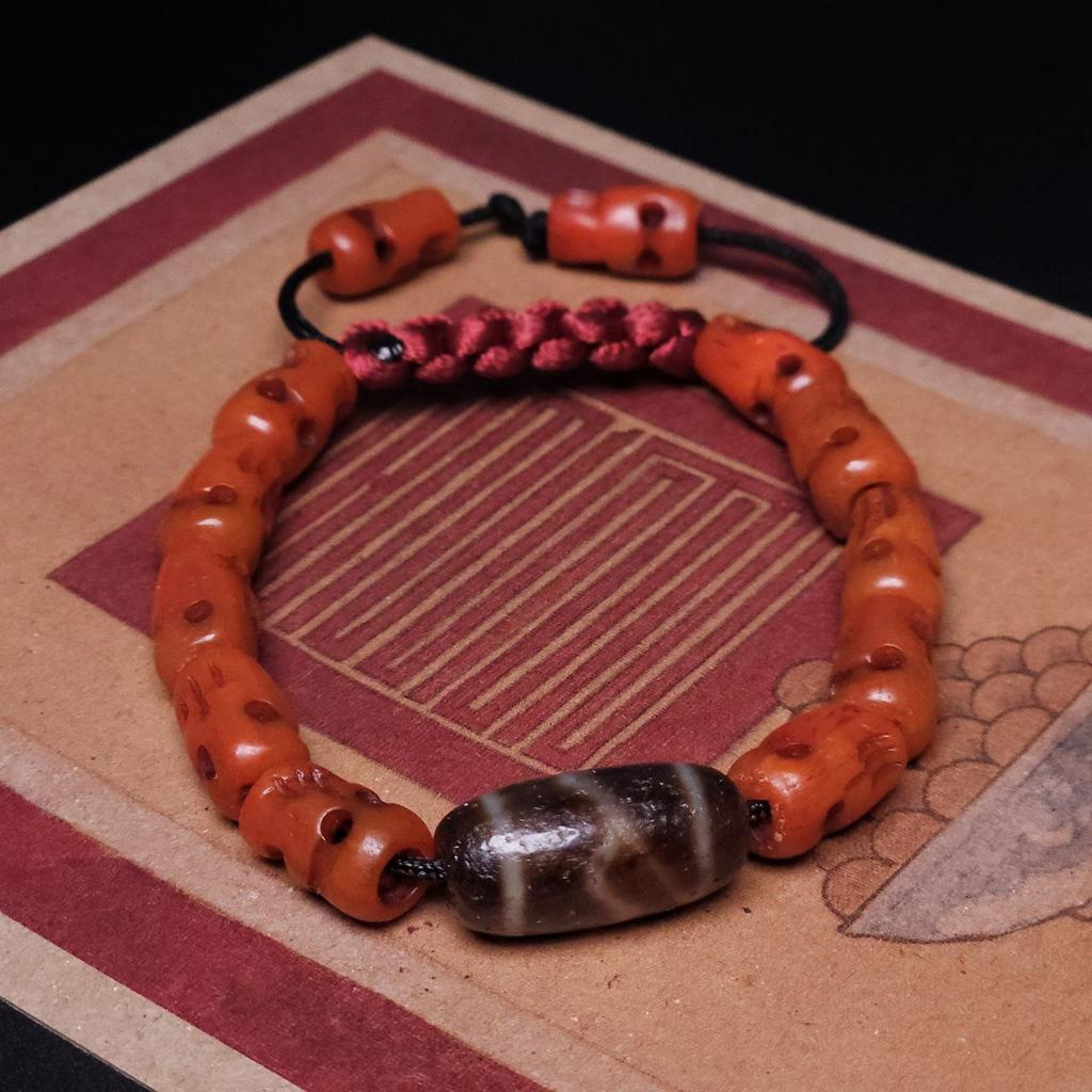 Браслет с черепами и бусиной дзи Волна