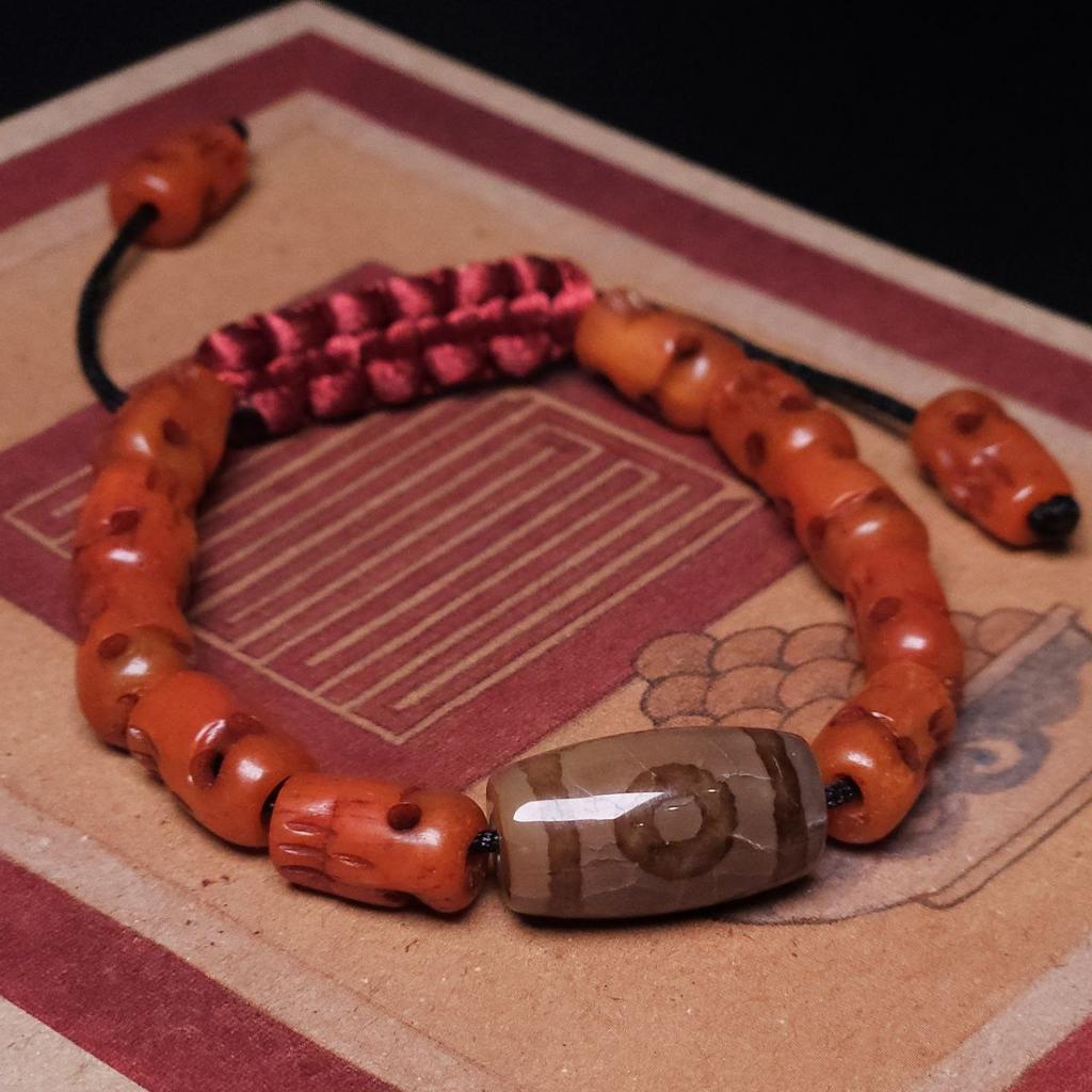 Браслет с черепами и дзи 2 глаза