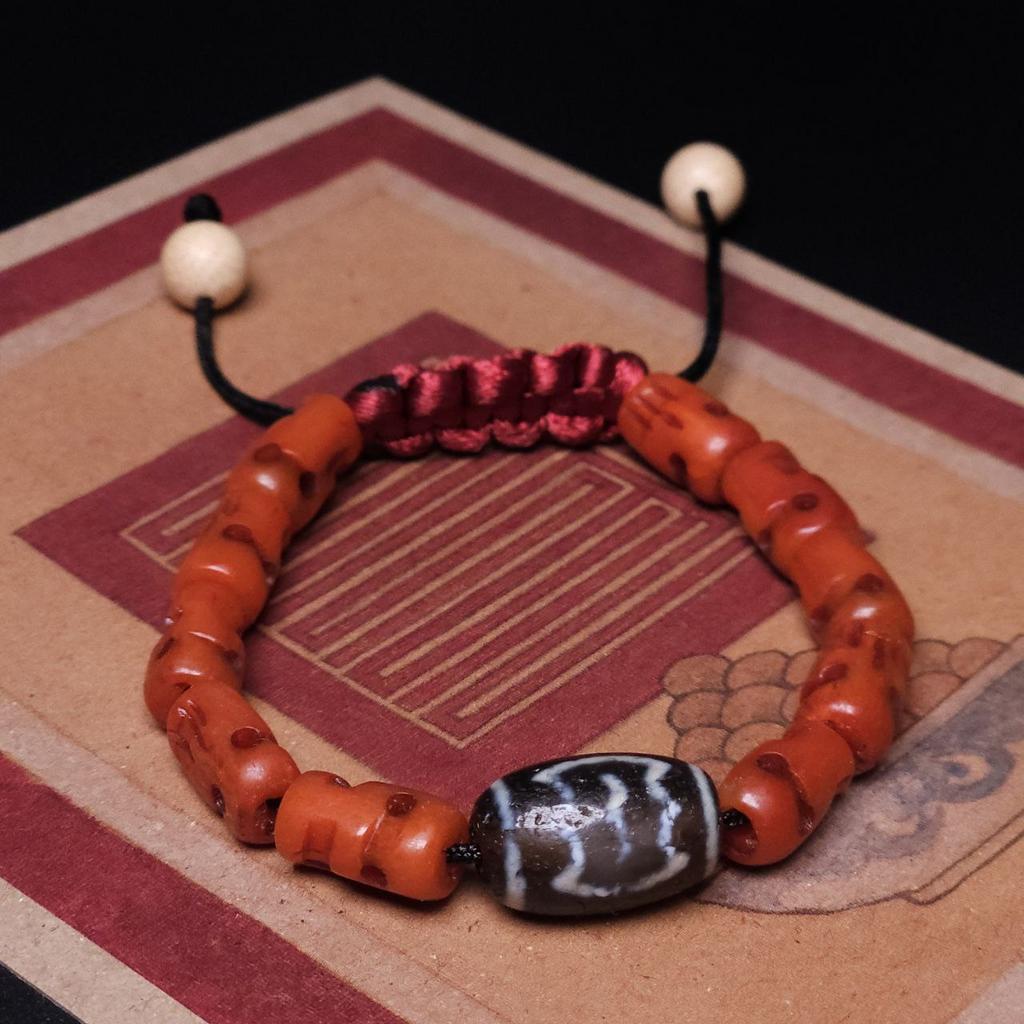 Браслет с черепами и бусиной дзи Гаруда