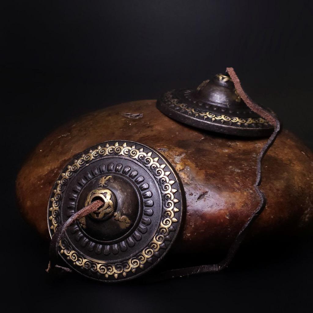 Караталы с орнаментом тёмные