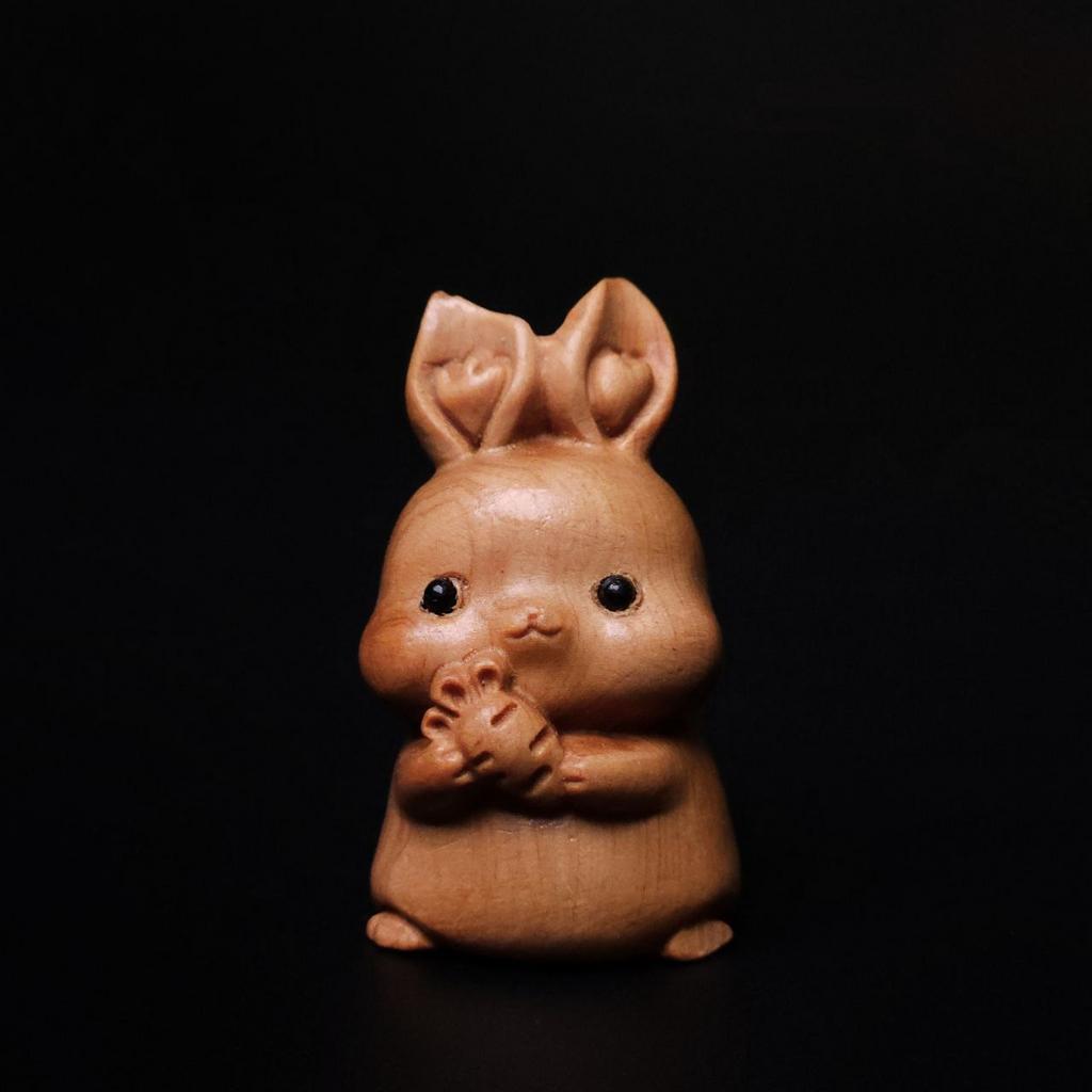 Фигурка из самшита Зайчик