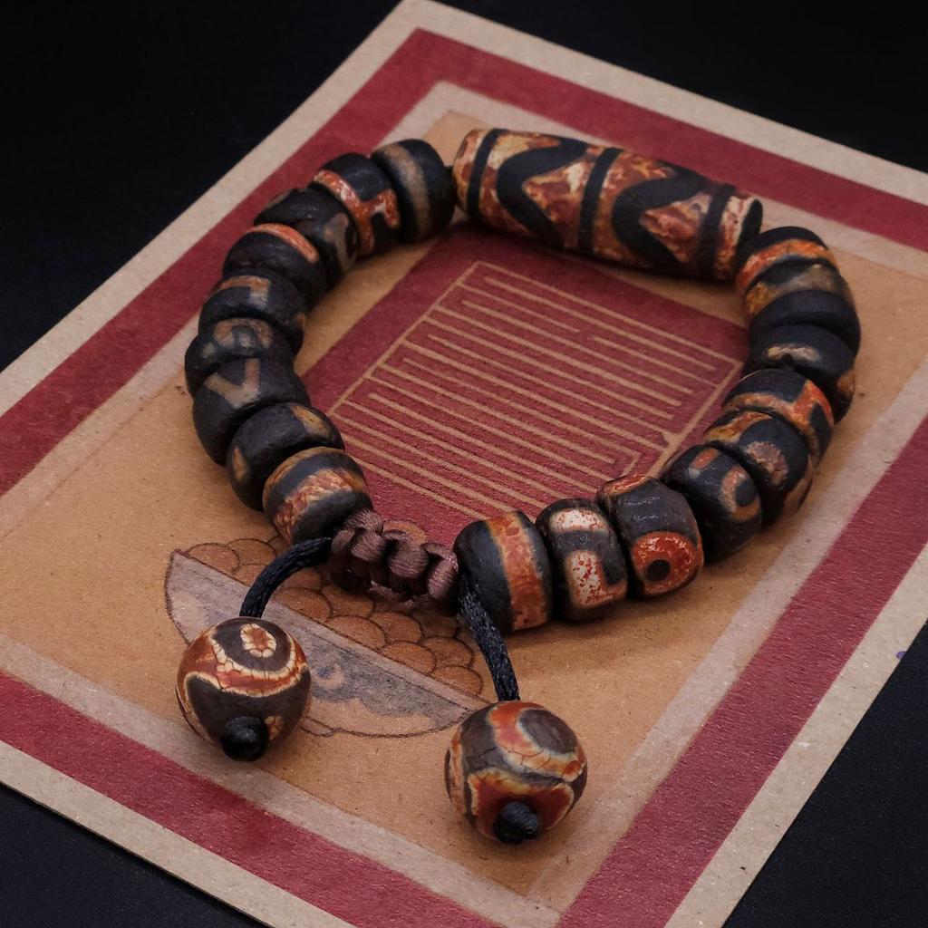 Браслет из сломанных бусин дзи и Зубы Тигра