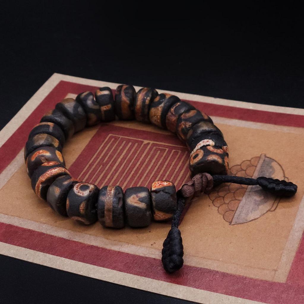 Браслет из рыжих сломанных бусин Дзи