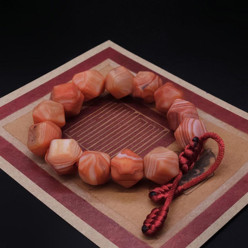 Браслет из крупных гранёных бусин старого агата