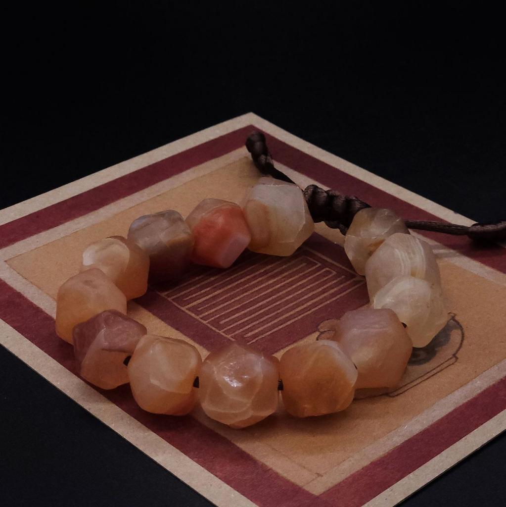 Браслет из крупных гранёных бусин старого агата N°2