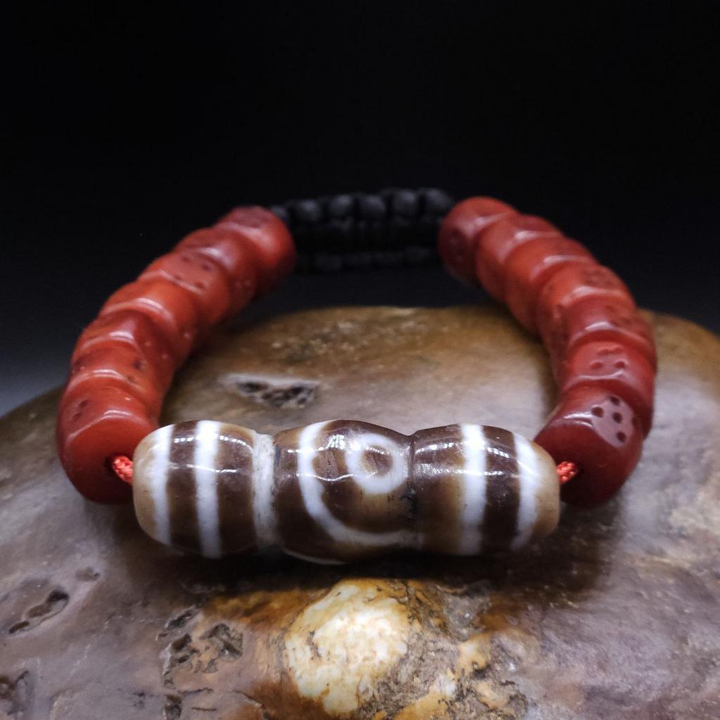 Браслет с тройной бусиной дзи и игральными кубиками