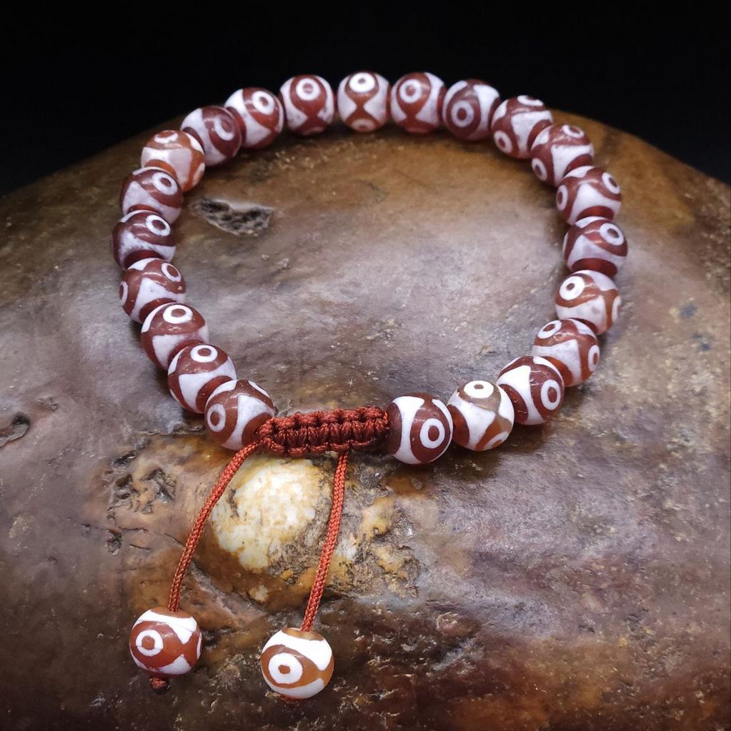 Браслет из красных бусин дзи 3 глаза