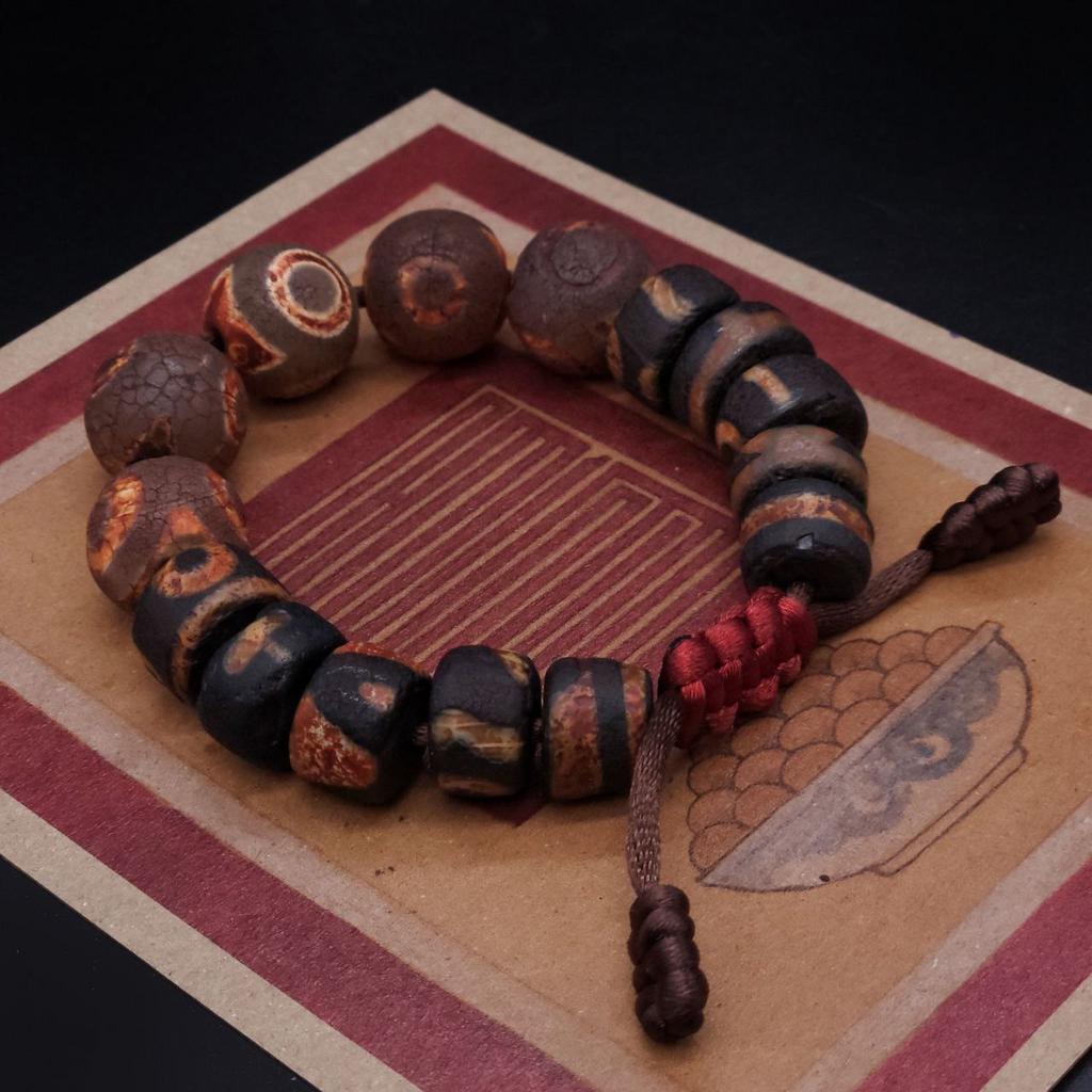 Браслет из сломанных бусин дзи и бусины 3 глаза