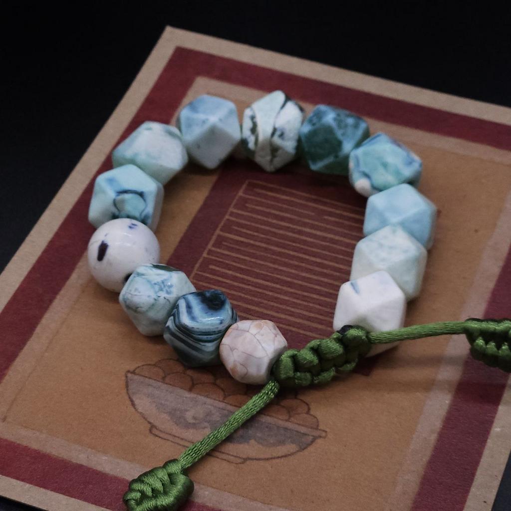 Браслет из бирюзовых гранёных бусин старого агата