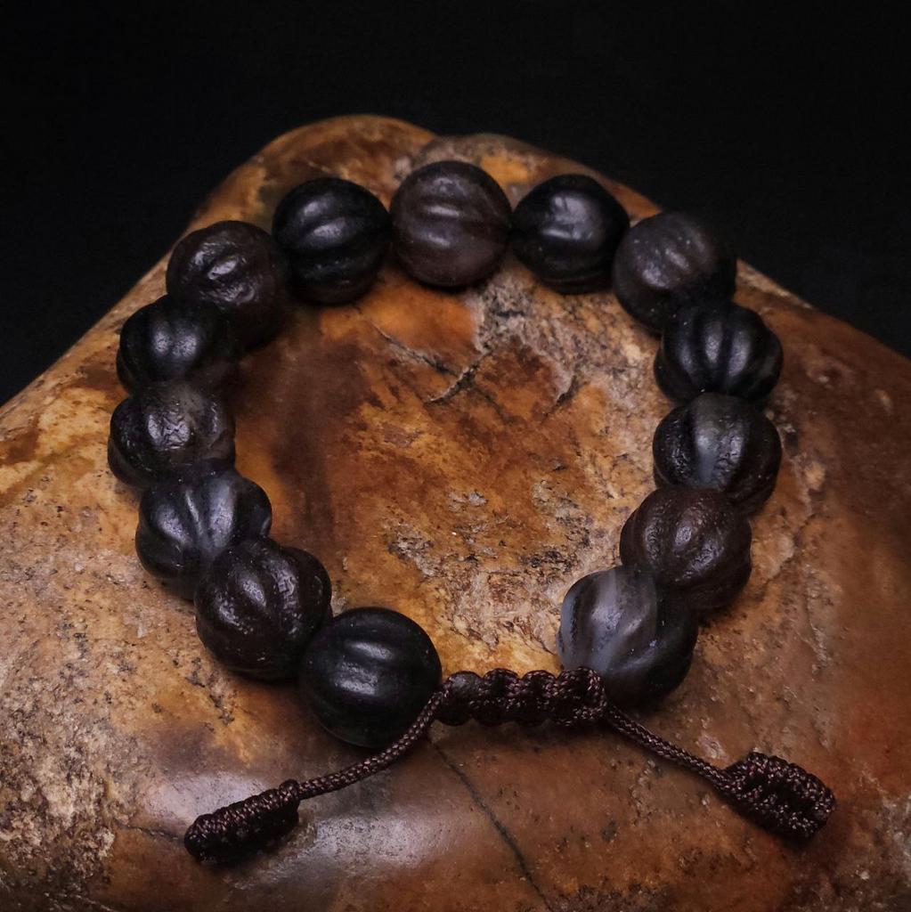 Браслет из старого агата чёрные тыковки