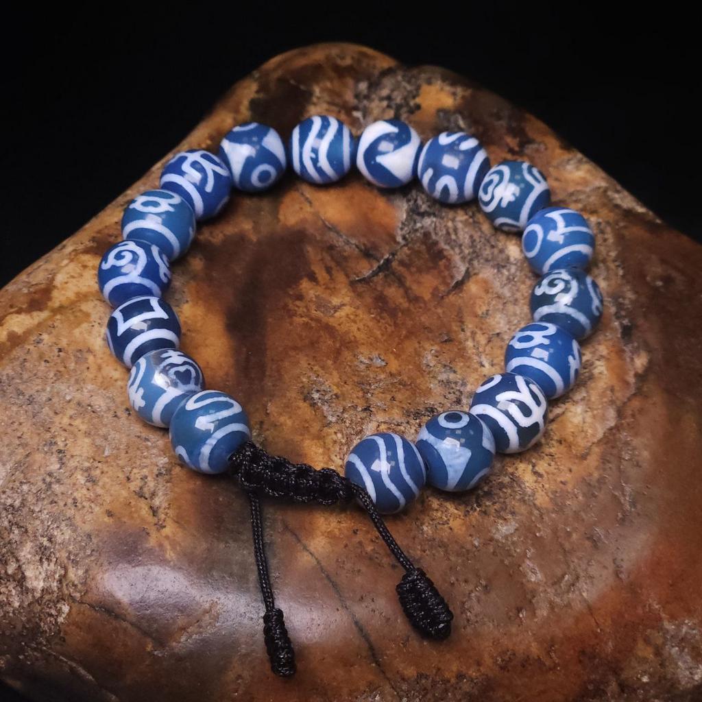 Браслет из голубых бусин дзи 10 мм