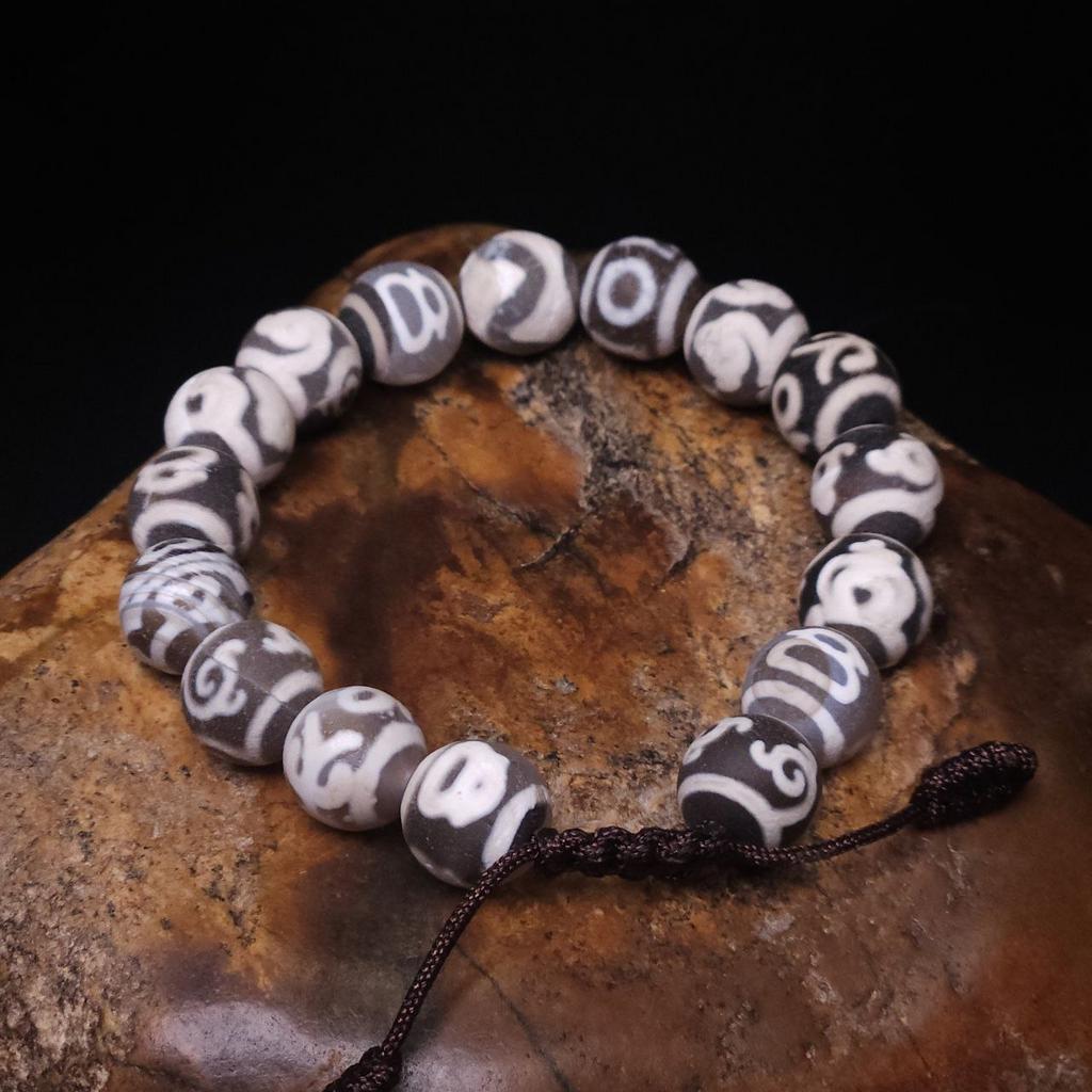 Браслет из светлых бусин дзи 12 мм