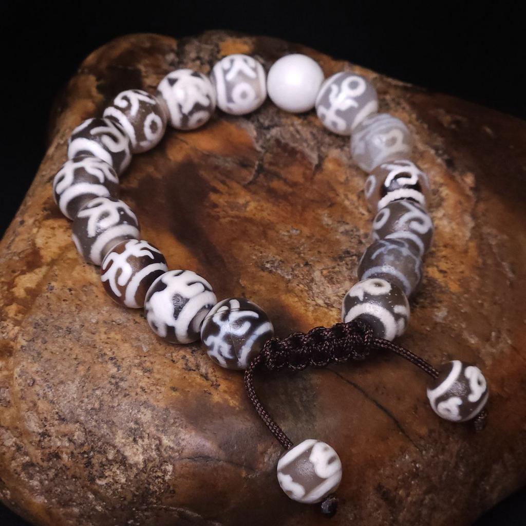 Браслет из светлых бусин дзи Большой Человек 12 мм