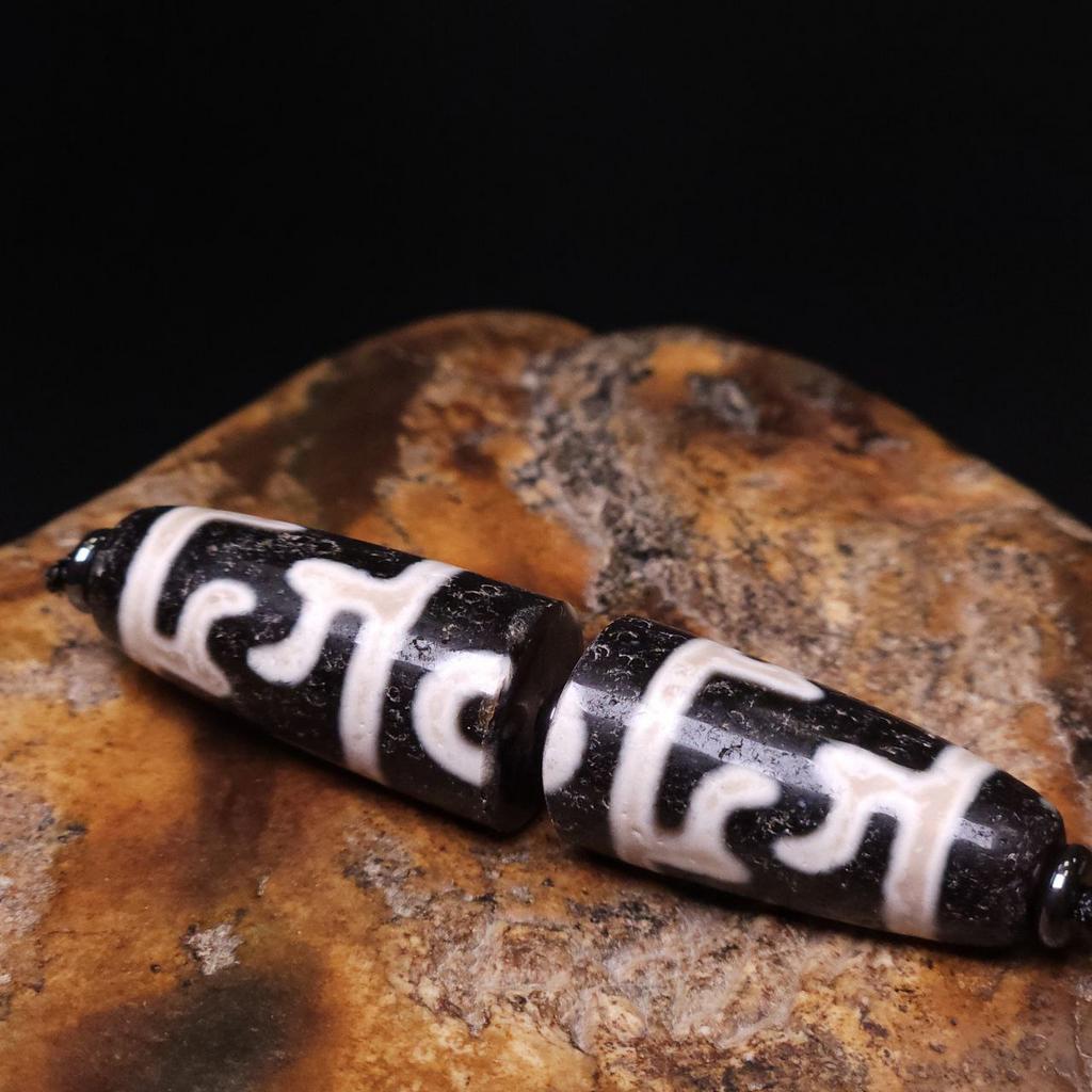 Сломанная Бусина Дзи 3 глаза и шапка Падмасабхавы