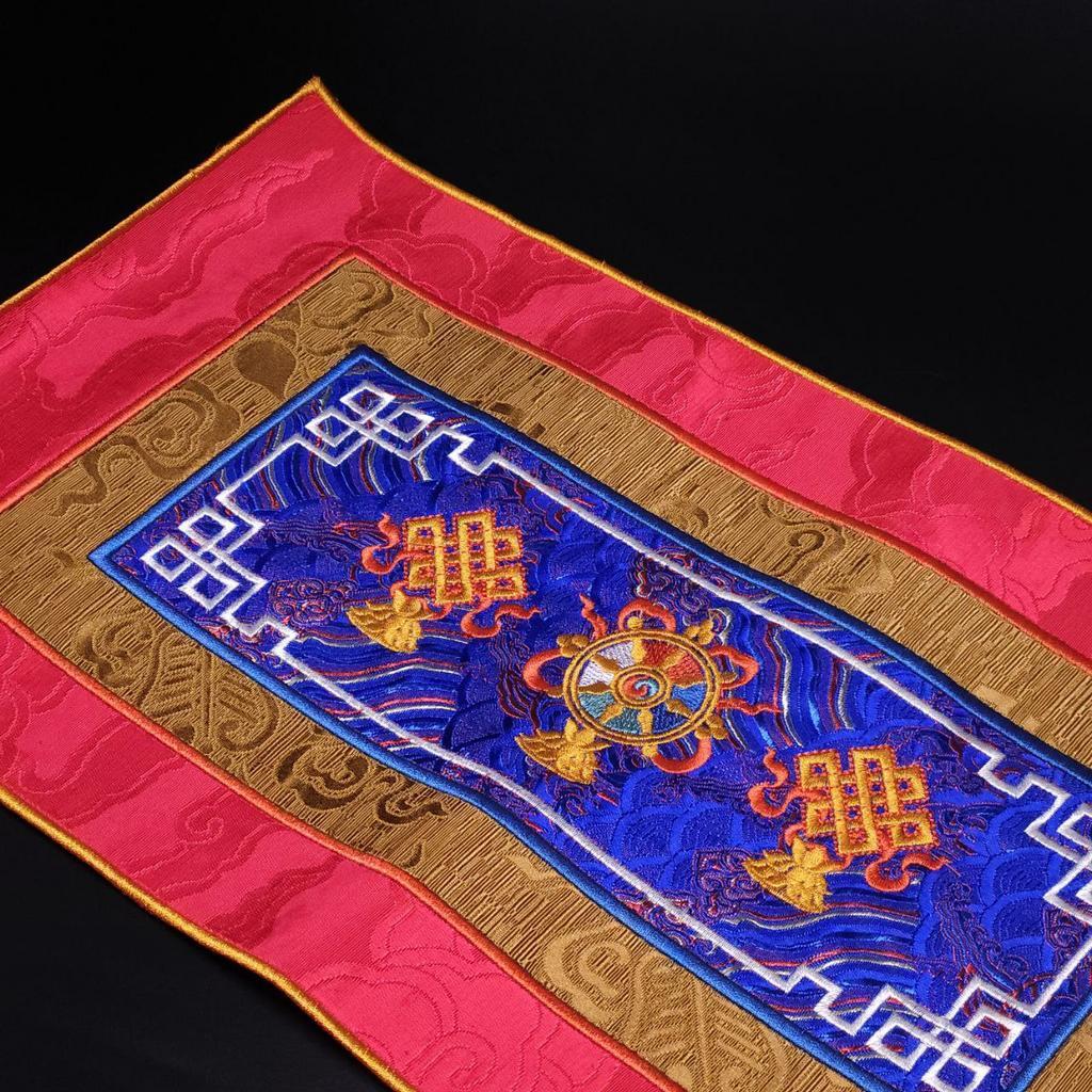 Алтарная скатерть красная с колесом дхармы и узлами счастья