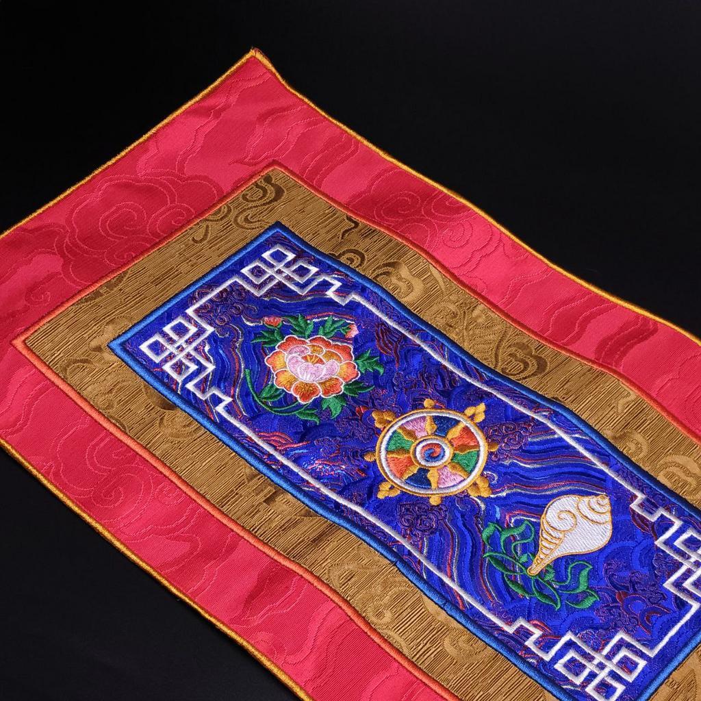 Алтарная скатерть красная с колесом дхармы, ракушкой и лотосом