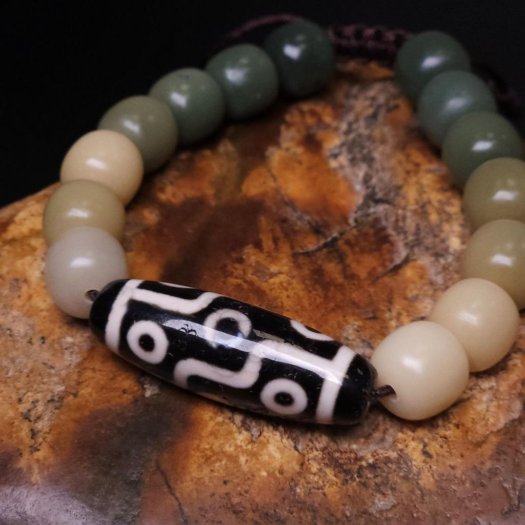 Браслет с бусиной дзи 9 глаз и растительным нефритом