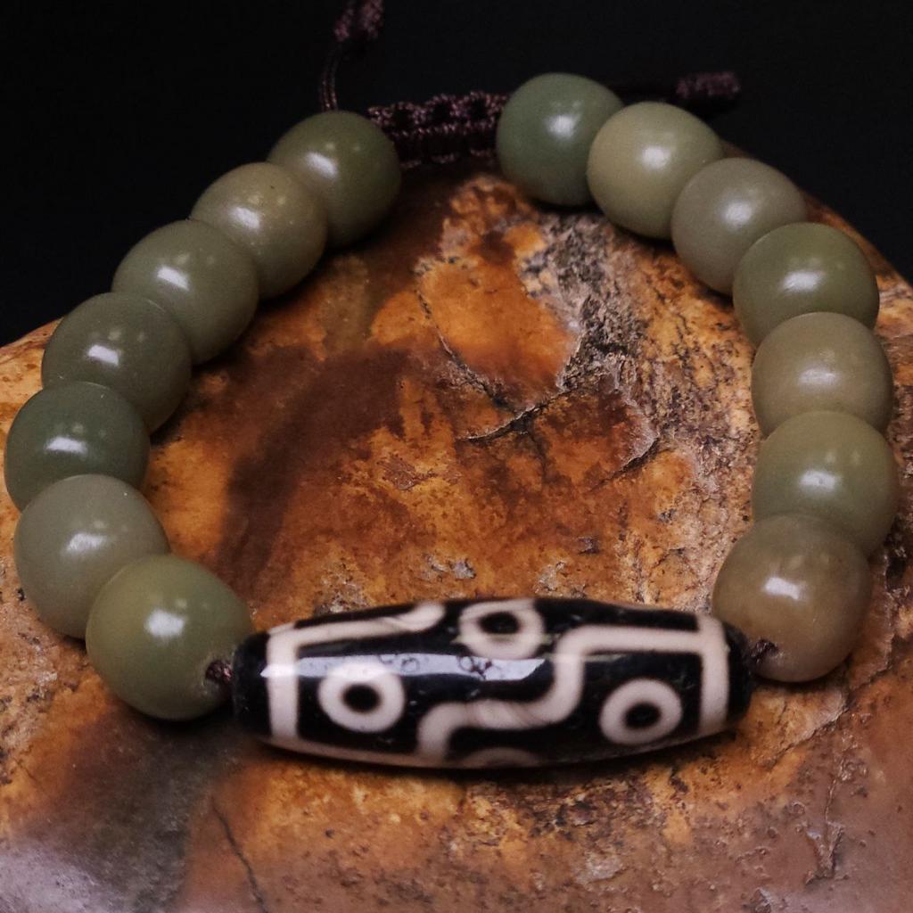 Браслет с бусиной дзи 9 глаз и растительным нефритом N°3