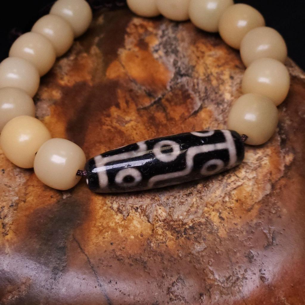 Браслет с бусиной дзи 9 глаз и растительным нефритом N°5