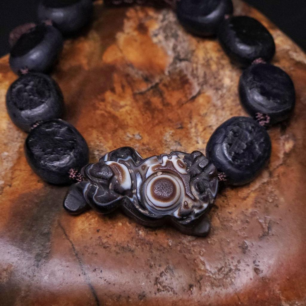 Браслет из чёрного агата с резным быком