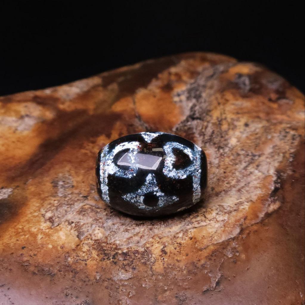 Бусина дзи бутоны лотоса и звёзды N°3