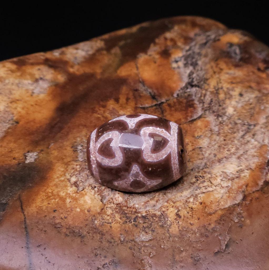 Бусина дзи бутоны лотоса и звёзды N°4