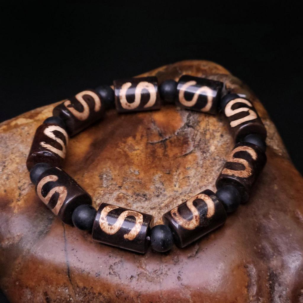 Браслет на резинке из бусин дзи Денежный Крючок