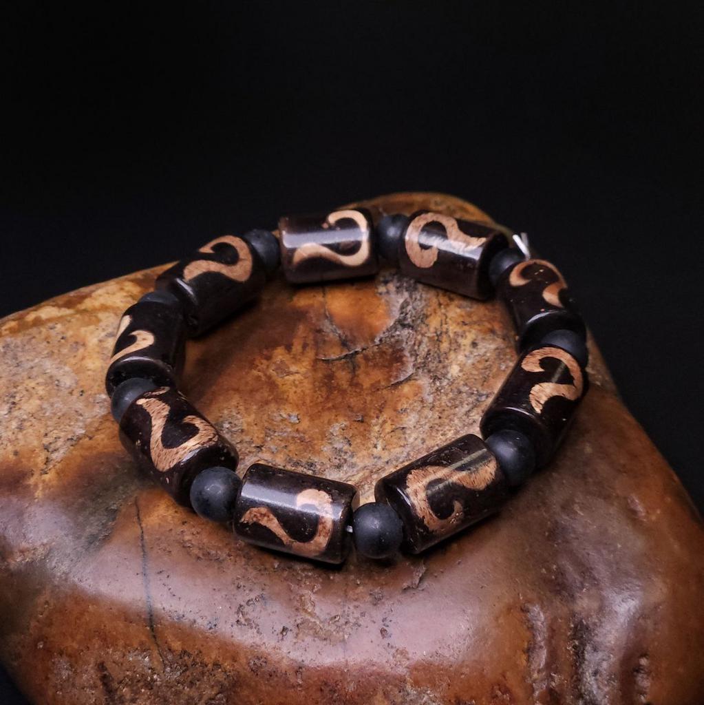 Браслет на резинке из бусин дзи Золотой ключ