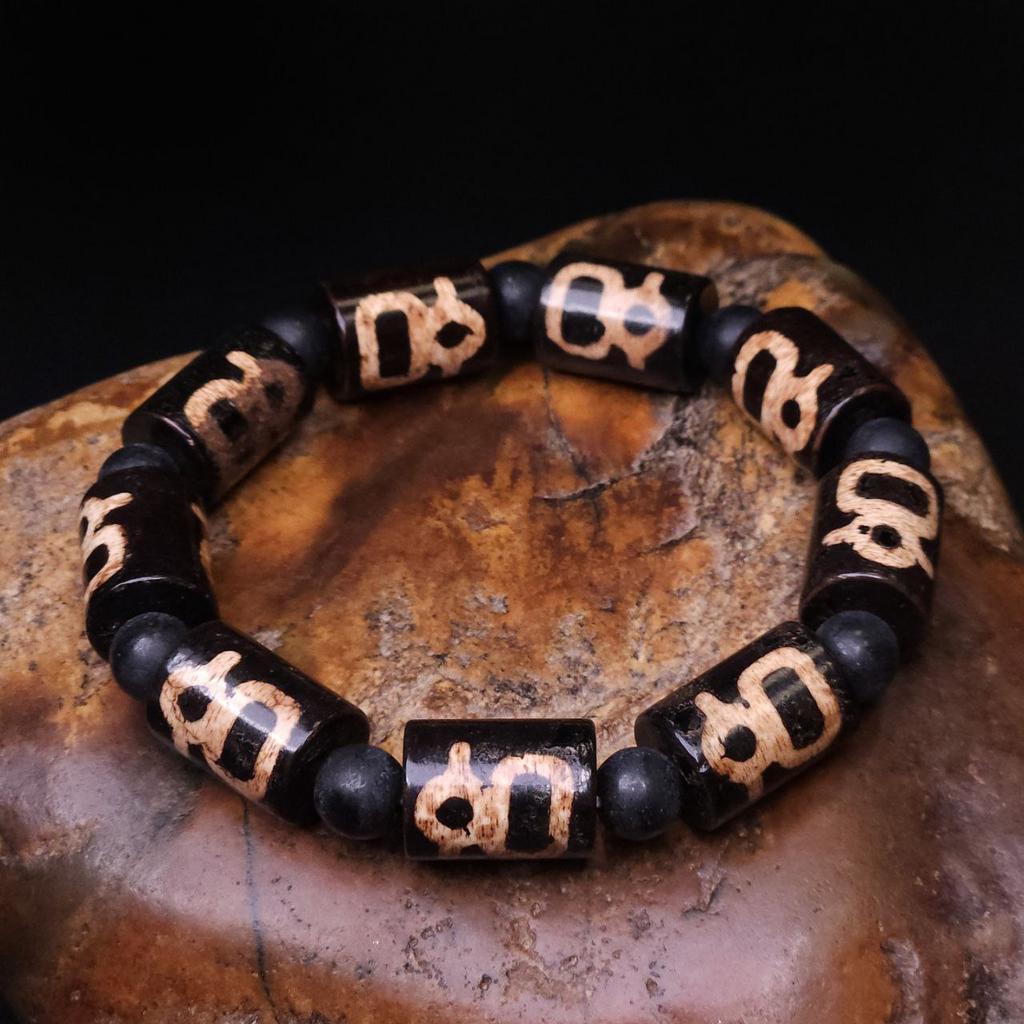 Браслет на резинке из бусин дзи Кубера